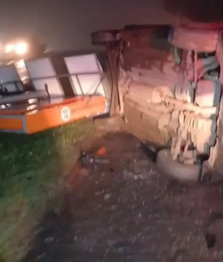 Carro capota após atingir painel que alertava sobre excesso de velocidade em Farroupilha - Studio TV