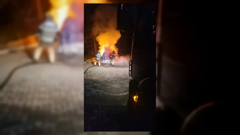 Carro fica destruído após pegar fogo no bairro Vila Nova em Bento Gonçalves - Studio TV