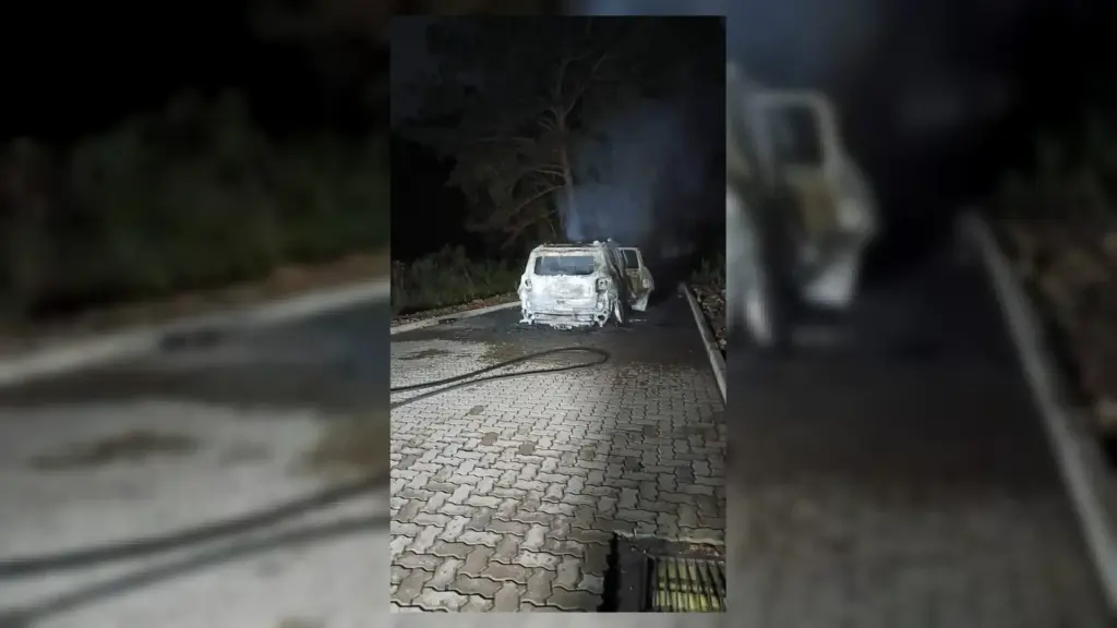Carro fica destruído após pegar fogo no bairro Vila Nova em Bento Gonçalves - Studio TV