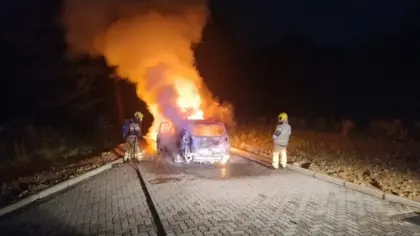 Carro fica destruído após pegar fogo no bairro Vila Nova em Bento Gonçalves - Studio TV