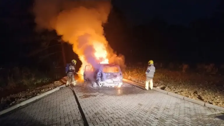 Carro fica destruído após pegar fogo no bairro Vila Nova em Bento Gonçalves - Studio TV