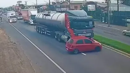 Carro fica preso à frente de caminhão-tanque e é arrastado na RS-240 - Studio TV