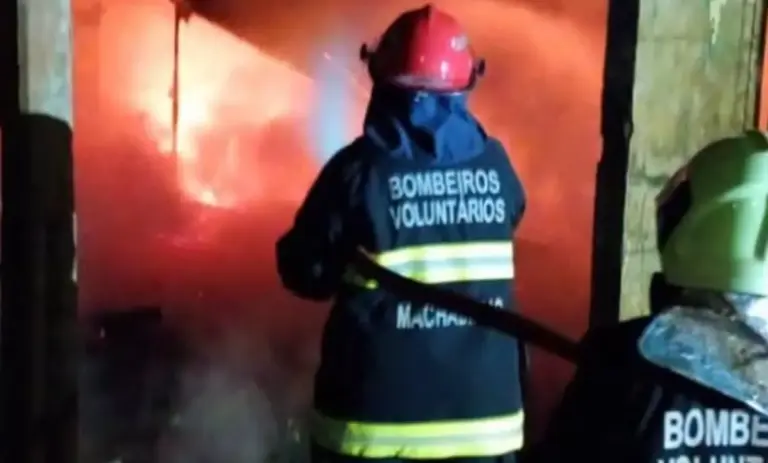 Casa é destruída por incêndio durante a madrugada em município do RS - Studio TV
