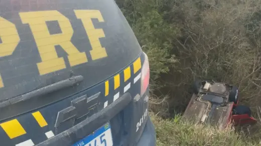 Casal de idosos é resgatado após passar mais de 24 horas preso em carro acidentado em Dom Pedrito - Studio TV
