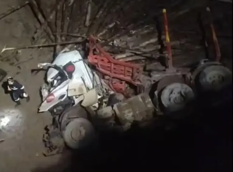 Colisão entre caminhões deixa motorista morto na BR-153, na Região Central do RS - Studio TV