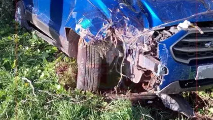 Colisão entre carro e caminhão é registrada na RSC-453, em Garibaldi - Studio TV