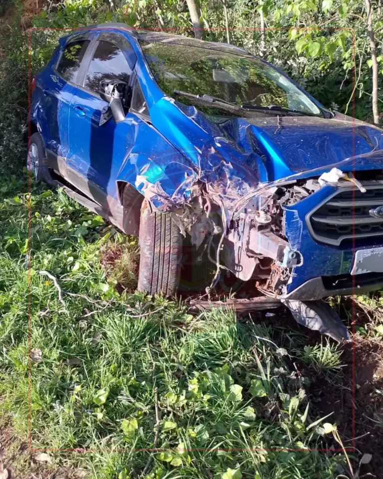 Colisão entre carro e caminhão é registrada na RSC-453, em Garibaldi - Studio TV
