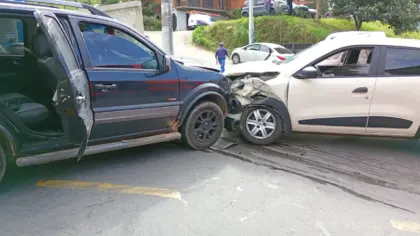 Colisão entre EcoSport e Kwid mobiliza bombeiros e Samu em Bento Gonçalves - Studio TV