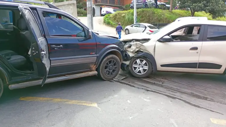 Colisão entre EcoSport e Kwid mobiliza bombeiros e Samu em Bento Gonçalves - Studio TV