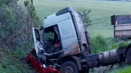 Colisão entre Fiat Uno e carreta deixa ao menos duas vítimas fatais na BR-468, no Noroeste do RS - Studio TV