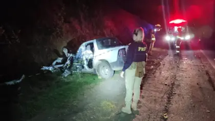 Colisão frontal entre carreta e caminhonete termina em morte na BR-386 - Studio TV