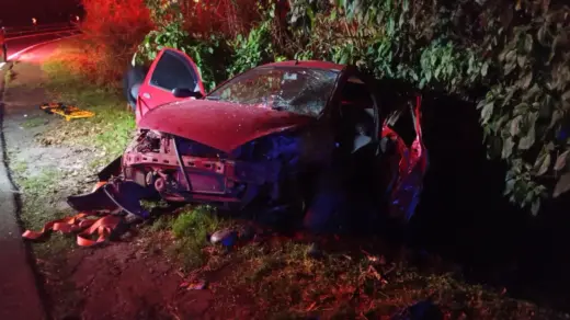Colisão frontal entre carro e caminhão deixa motorista gravemente ferido na BR-470 em Bento Gonçalves - Studio TV