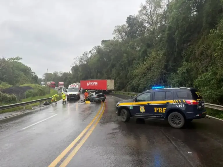 Colisão frontal entre carro e carreta deixa homem gravemente ferido na BR-386 - Studio TV
