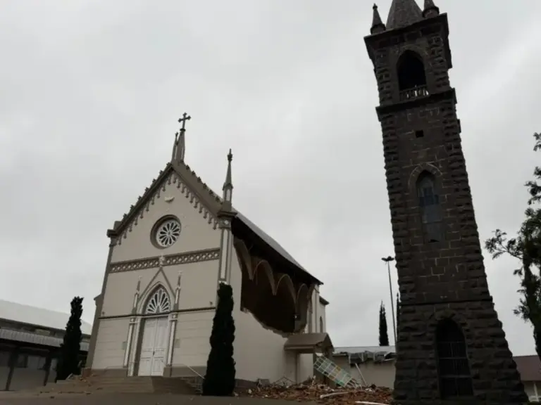 Comunidade lança campanha para reconstruir igreja atingida por temporal em Flores da Cunha - Studio TV