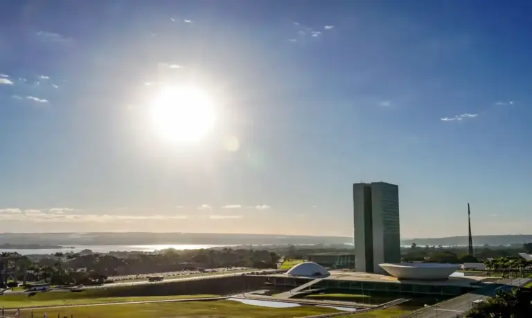 Congresso pode votar fim da escala 6x1 e da “taxa das blusinhas” nesta semana - Studio TV