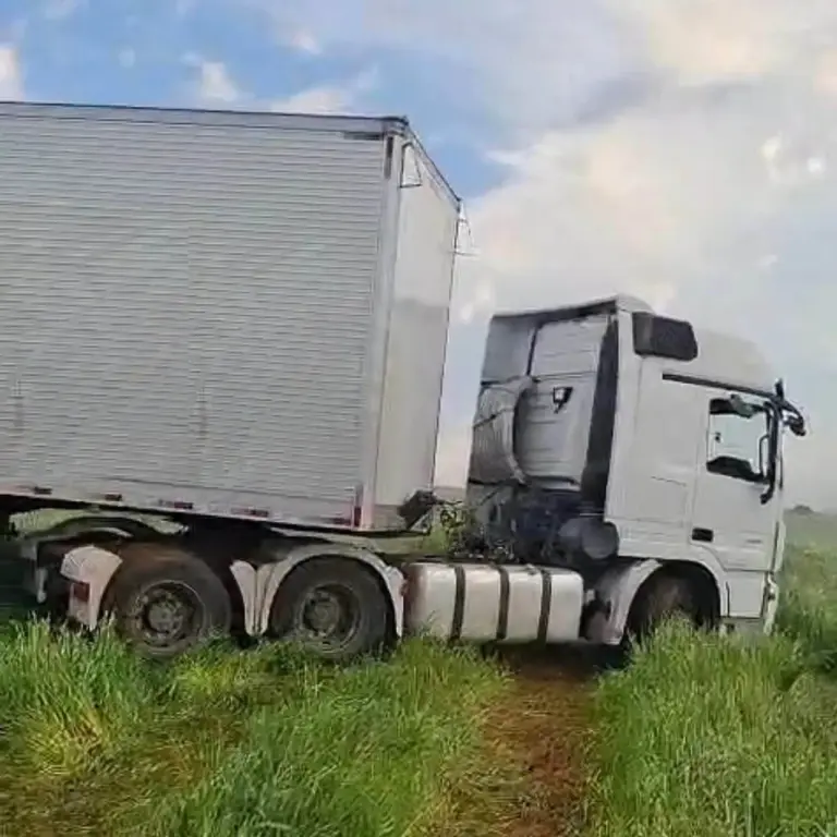 Criminosos tentam roubar carreta com leite e abandonam veículo em Pontão - Studio TV