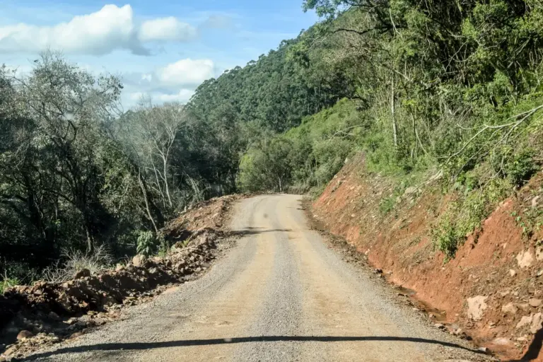 Desvio São Caetano/ERS-437 é liberado após retirada de carreta atolada - Studio TV