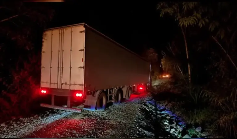 Desvio São Caetano/ERS-437 segue bloqueado para retirada de carreta atolada entre Vila Flores e Antônio Prado - Studio TV