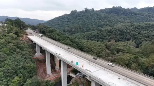 Detonação de rochas bloqueia a ERS-122 em Caxias do Sul - Studio TV