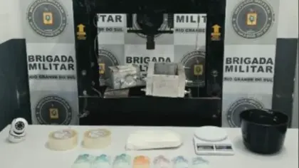 Dois jovens são presos e adolescente é apreendido com 800 gramas de cocaína em Caxias do Sul - Studio TV