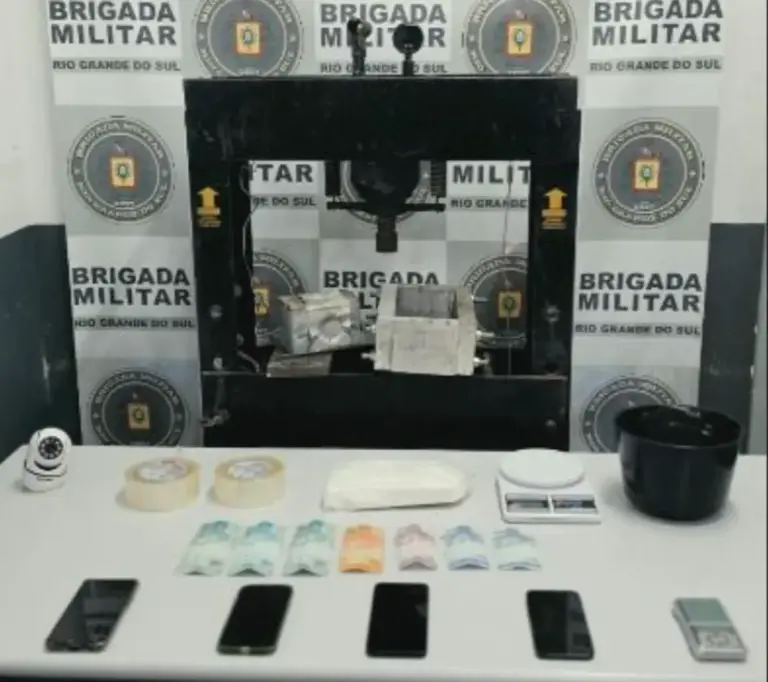 Dois jovens são presos e adolescente é apreendido com 800 gramas de cocaína em Caxias do Sul - Studio TV