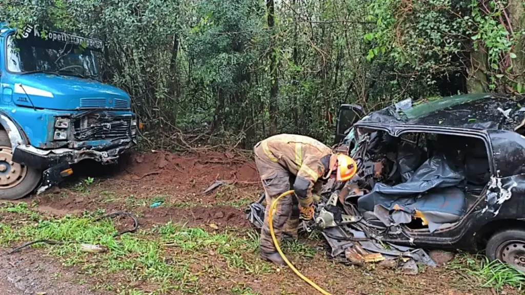 Dois militares morrem em colisão frontal na BR-158, em Panambi - Studio TV