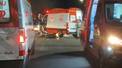 Dois ocupantes de motocicleta ficam feridos em acidente na Avenida Osvaldo Aranha, em Bento Gonçalves - Studio TV