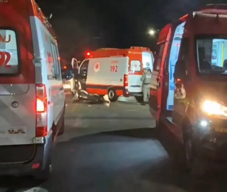 Dois ocupantes de motocicleta ficam feridos em acidente na Avenida Osvaldo Aranha, em Bento Gonçalves - Studio TV