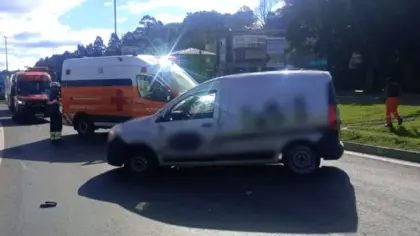 Duas pessoas ficam feridas após carro capotar na RSC-453, em Farroupilha - Studio TV