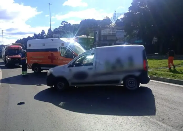 Duas pessoas ficam feridas após carro capotar na RSC-453, em Farroupilha - Studio TV