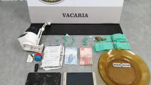 Duas pessoas são presas por tráfico de drogas em Vacaria - Studio TV
