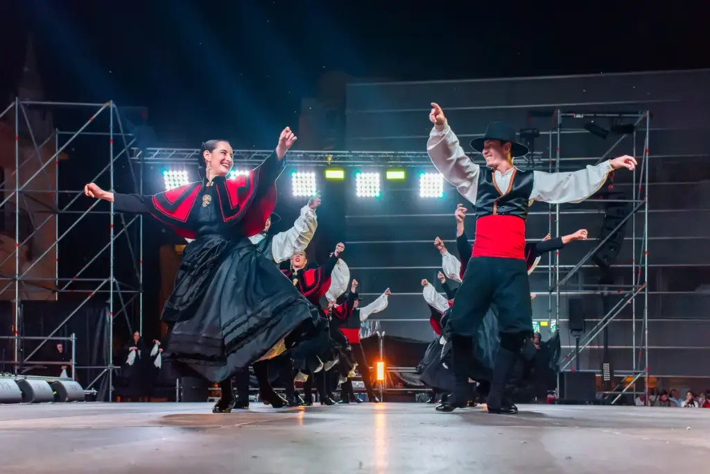 Festival Internacional de Folclore reúne grupos de nove países e transforma Nova Prata em palco mundial - Studio TV