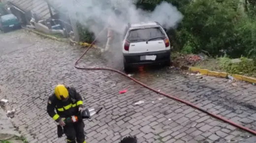 Fiat Palio é destruído por incêndio em Bento Gonçalves; motorista não se feriu - Studio TV
