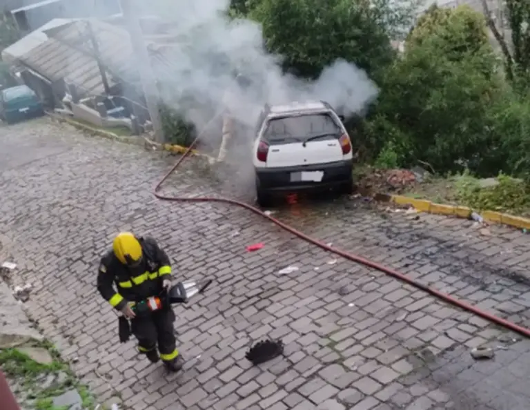 Fiat Palio é destruído por incêndio em Bento Gonçalves; motorista não se feriu - Studio TV