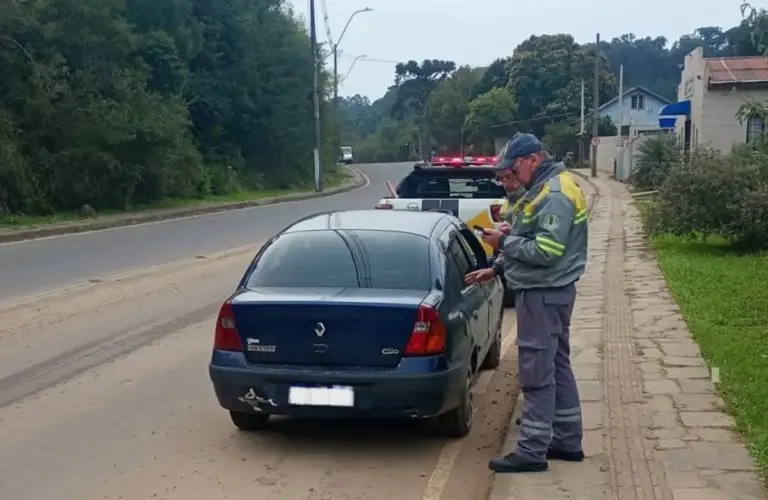 Fiscalização flagra transporte escolar clandestino no bairro Reolon, em Caxias do Sul - Studio TV