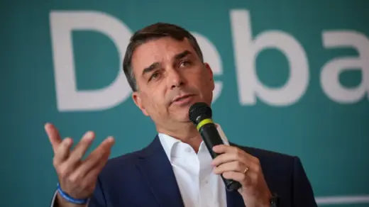 Flávio Bolsonaro critica STF e promete indicar ministros que “respeitem a Constituição” se eleito - Studio TV