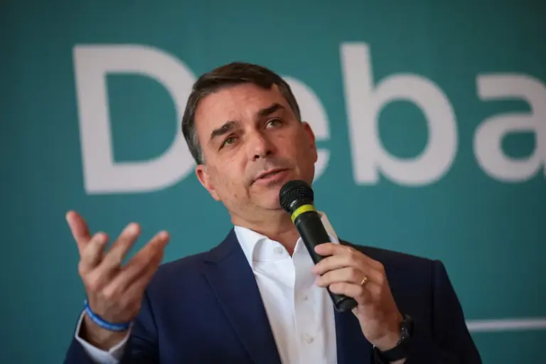 Flávio Bolsonaro critica STF e promete indicar ministros que “respeitem a Constituição” se eleito - Studio TV