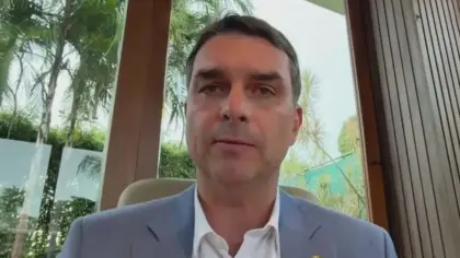 Flávio Bolsonaro reage após aparecer filiado ao Missão no sistema do TSE - Studio TV