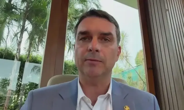 Flávio Bolsonaro reage após aparecer filiado ao Missão no sistema do TSE - Studio TV