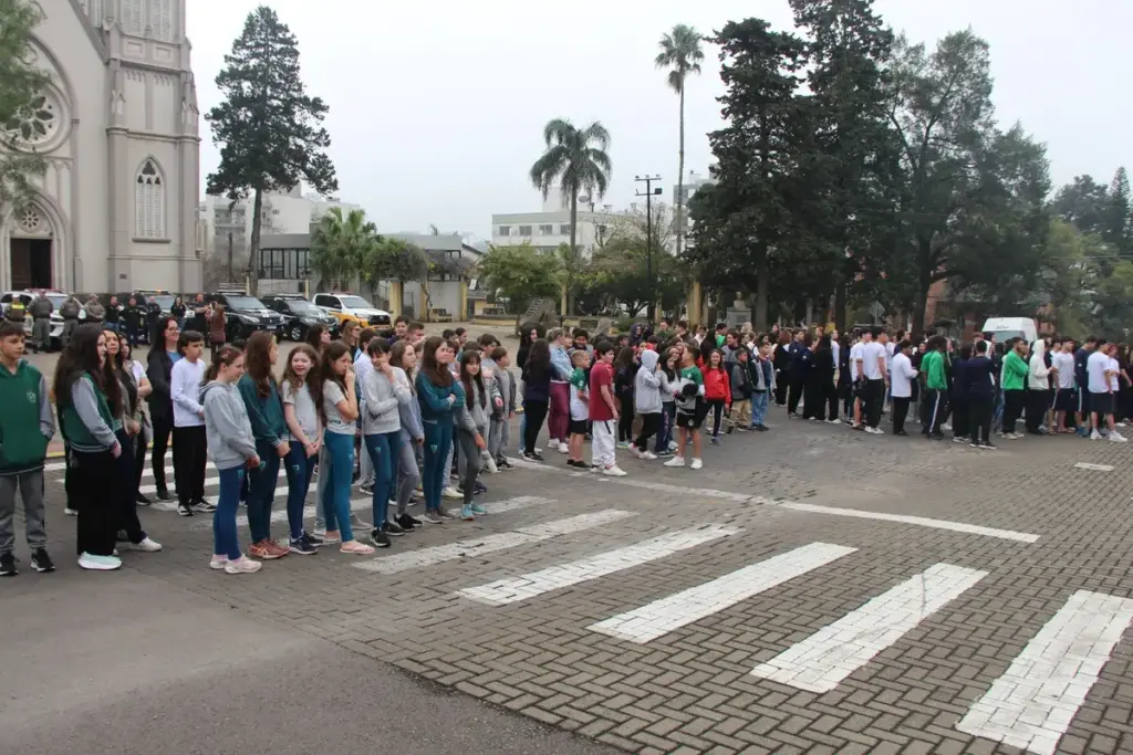 Fogo Simbólico da Pátria é recebido em Veranópolis com homenagem à Polícia Civil - Studio TV