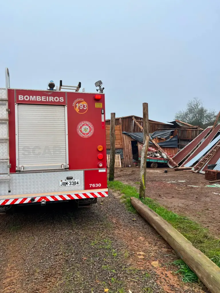 Fortes ventos derrubam árvores e destroem galpão em propriedade rural de Ipê - Studio TV