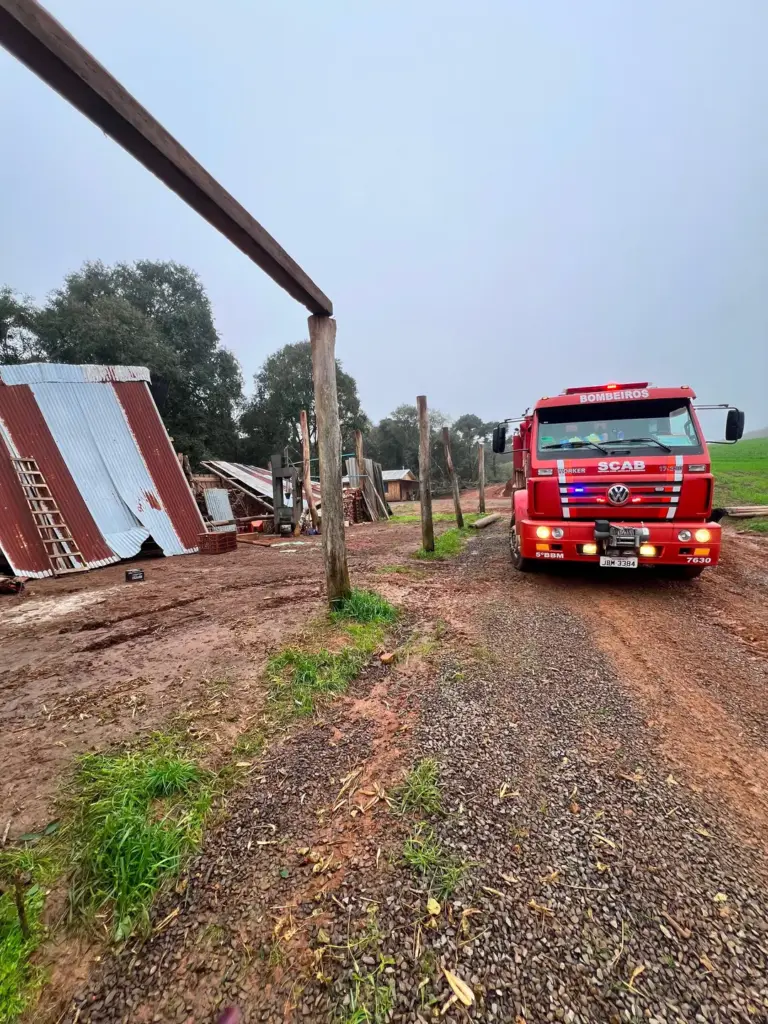 Fortes ventos derrubam árvores e destroem galpão em propriedade rural de Ipê - Studio TV