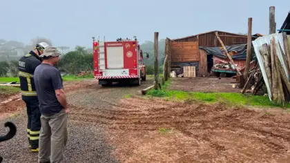 Fortes ventos derrubam árvores e destroem galpão em propriedade rural de Ipê - Studio TV