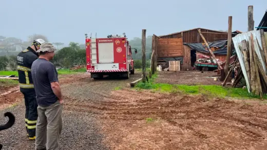 Fortes ventos derrubam árvores e destroem galpão em propriedade rural de Ipê - Studio TV