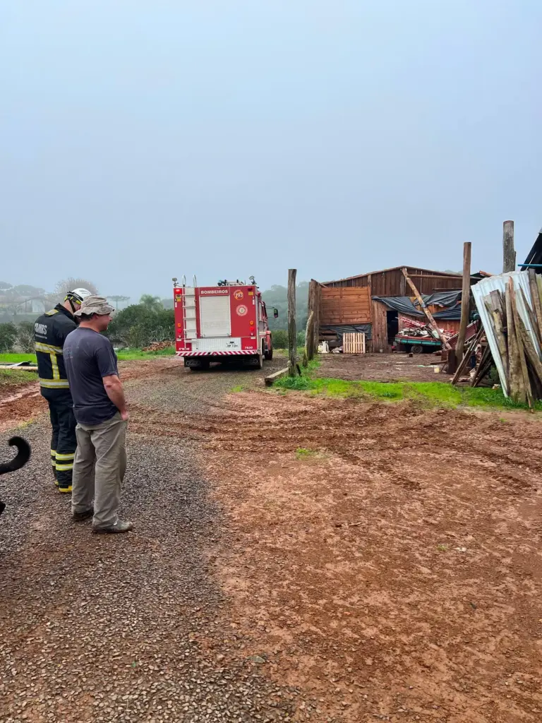 Fortes ventos derrubam árvores e destroem galpão em propriedade rural de Ipê - Studio TV