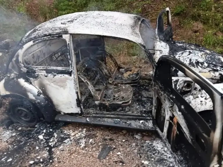 Fusca é encontrado destruído pelo fogo no Vale Aurora, em Bento Gonçalves - Studio TV