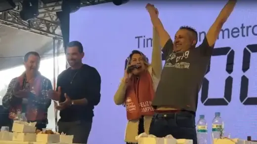Garibaldense vence desafio e se torna maior comedor de bolinho de chuva do festival em Veranópolis - Studio TV