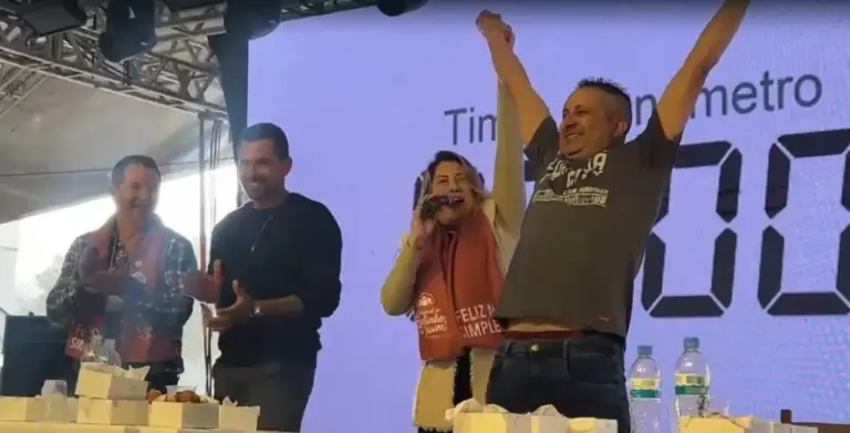Garibaldense vence desafio e se torna maior comedor de bolinho de chuva do festival em Veranópolis - Studio TV