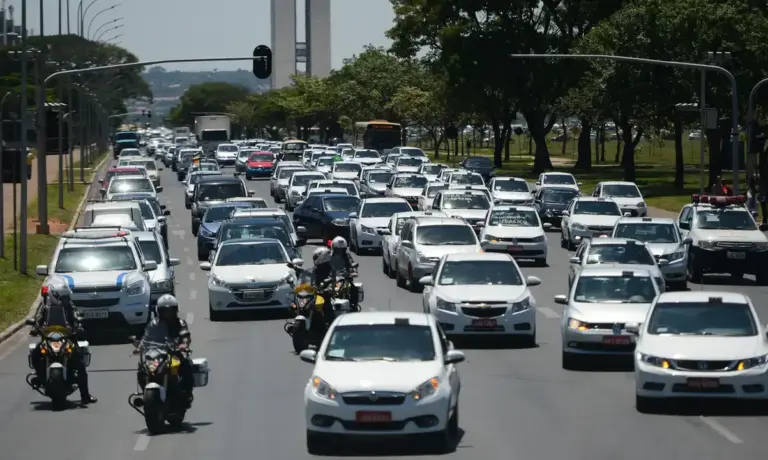 Governo eleva para R$ 200 mil o teto de crédito para carros de aplicativo e táxis - Studio TV