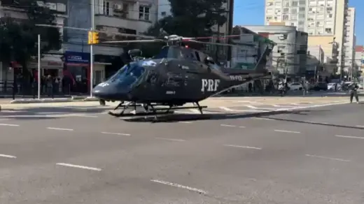 Helicóptero da PRF pousa em avenida de Porto Alegre durante simulação de emergência - Studio TV